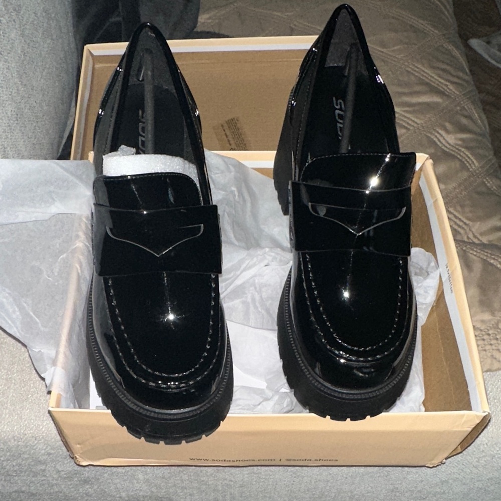 Sleek Black Women's Patent Leather Platform Loafers